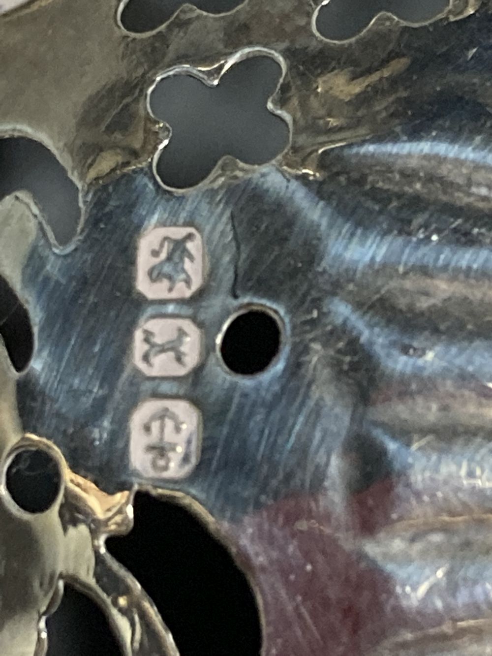 Five small silver items & a plated match sleeve.